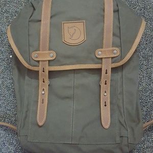 NWT Fjallraven Rucksack No. 21 Small Dark Olive